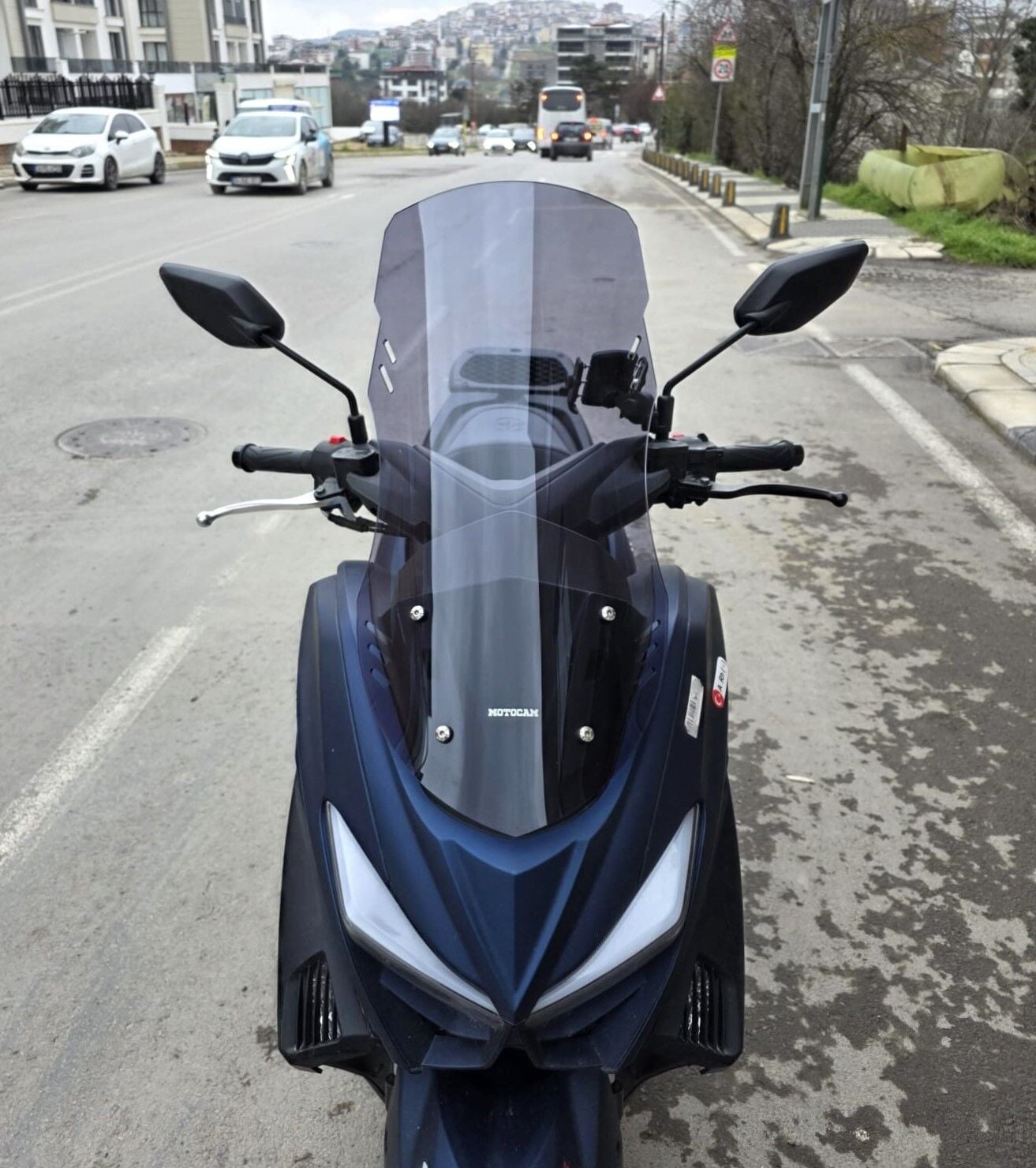 MOTOCAM Arora Max T Ön Cam 2022-2026 Model 65cm Füme Renkli 4mm ORTA BOYLU