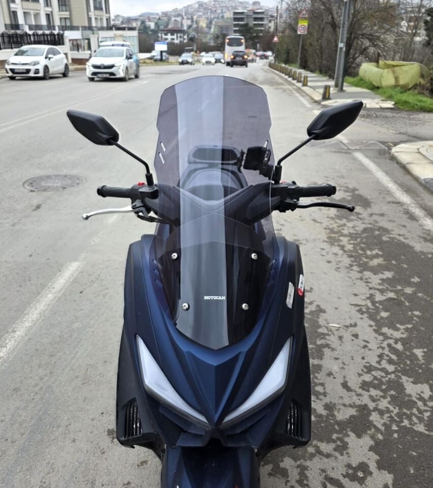 MOTOCAM Arora Max T Ön Cam 2022-2026 Model 65cm Füme Renkli 4mm ORTA BOYLU