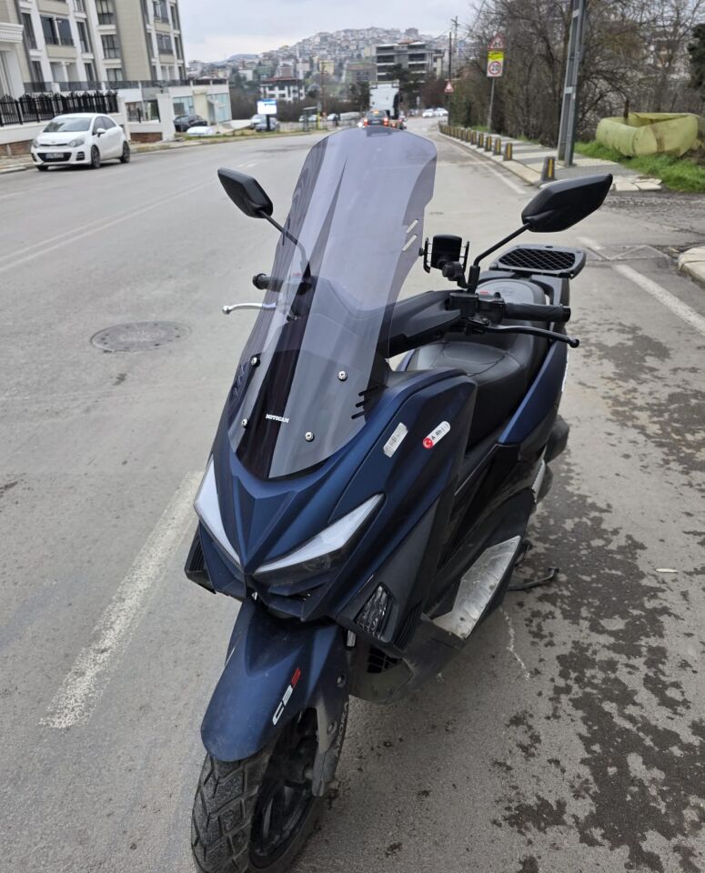 MOTOCAM Arora Max T Ön Cam 2022-2026 Model 65cm Füme Renkli 4mm ORTA BOYLU