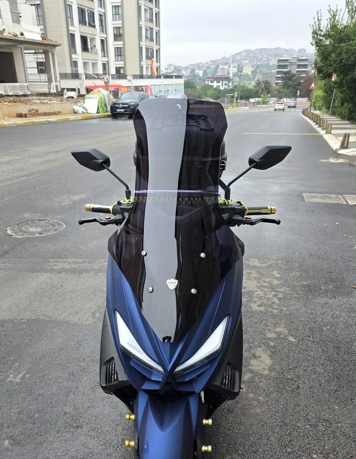 MOTOCAM Arora Max T Ön Cam 2022-2026 Model 78cm Siyah Renkli 4mm UZUN