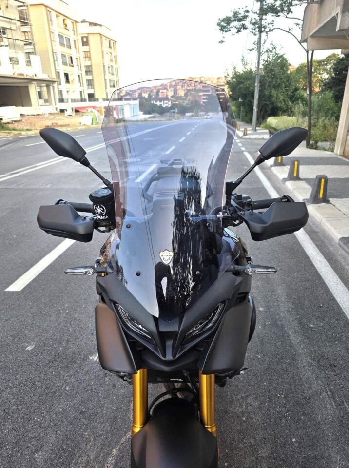 MOTOCAM Yamaha Tracer 9 GT Ön Cam 2021-2024 Model 61cm Füme Renkli 4mm
