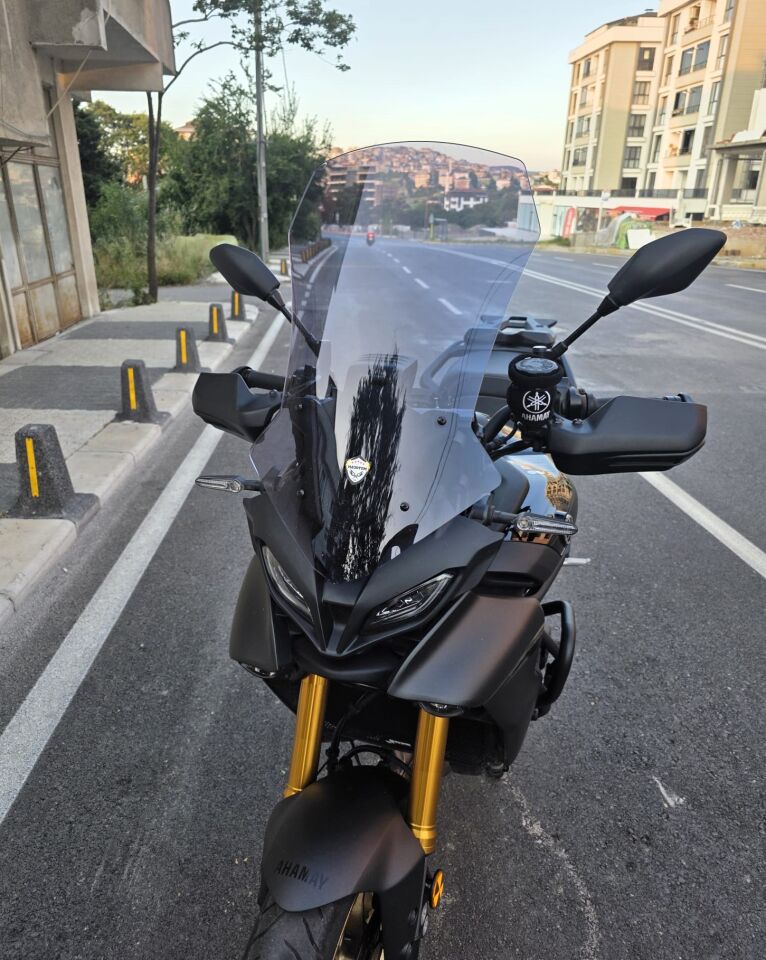MOTOCAM Yamaha Tracer 9 GT Ön Cam 2021-2024 Model 61cm Füme Renkli 4mm
