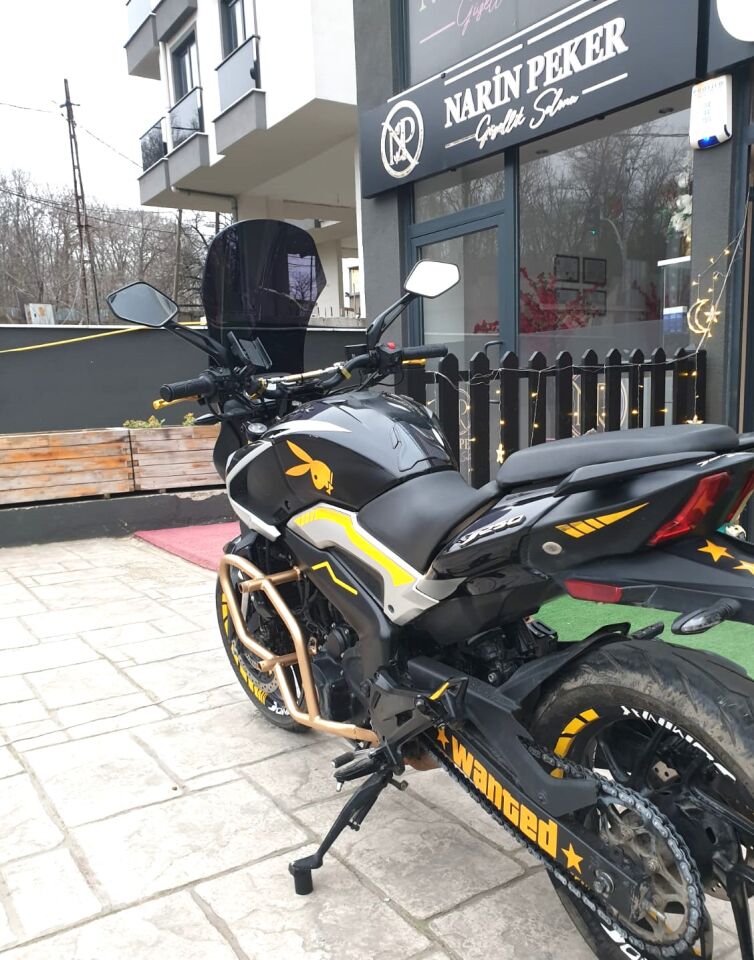 MOTOCAM Bajaj Dominar 250 Ön Cam 2017-2026-2026 Model 58cm Siyah Renkli 4mm