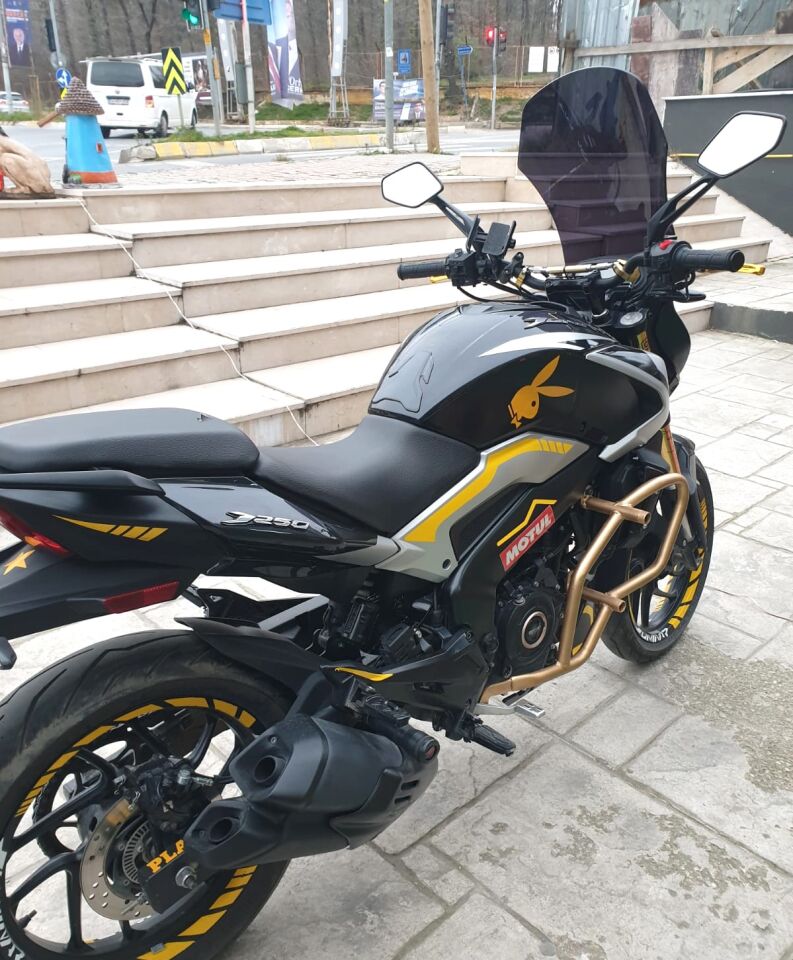 MOTOCAM Bajaj Dominar 250 Ön Cam 2017-2026-2026 Model 58cm Siyah Renkli 4mm