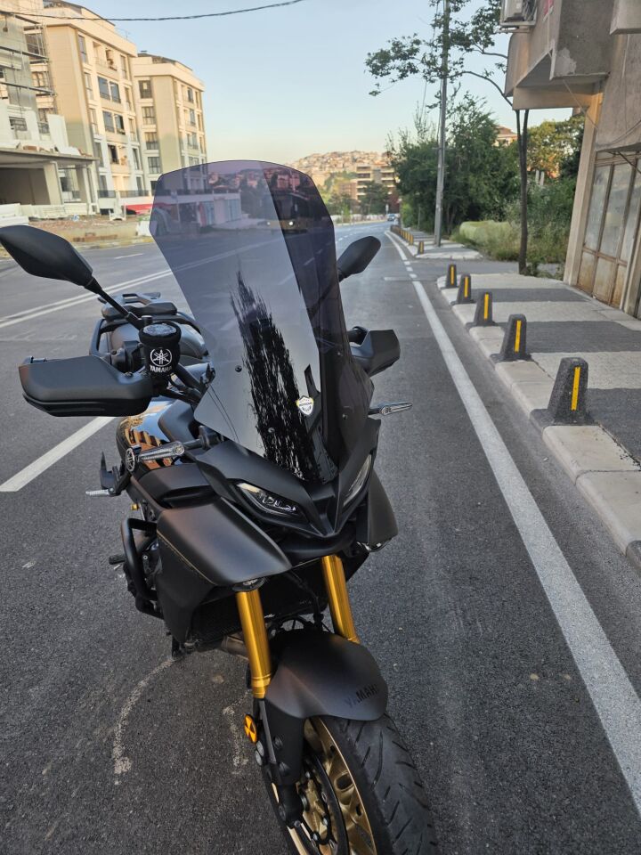 MOTOCAM Yamaha Tracer 9 GT Ön Cam 2021-2024 Model 61cm Siyah Renkli 4mm