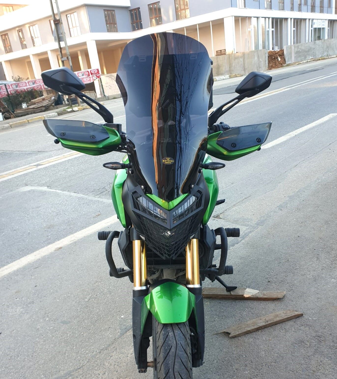 MOTOCAM Bajaj Dominar 400 Ön Cam 2017-2026-2026 Model 58cm Siyah Renkli 4mm
