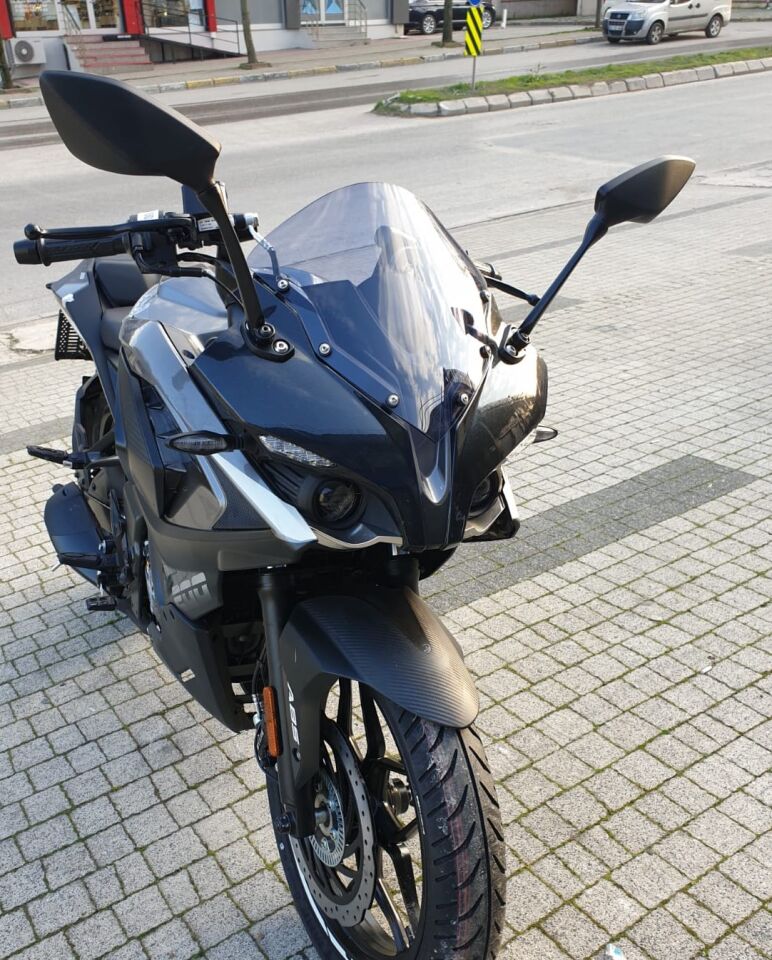 MOTOCAM Bajaj Pulsar RS 200 Ön Cam 2015-2026-2026 Model 33cm Füme Renkli 4mm SPORTİF