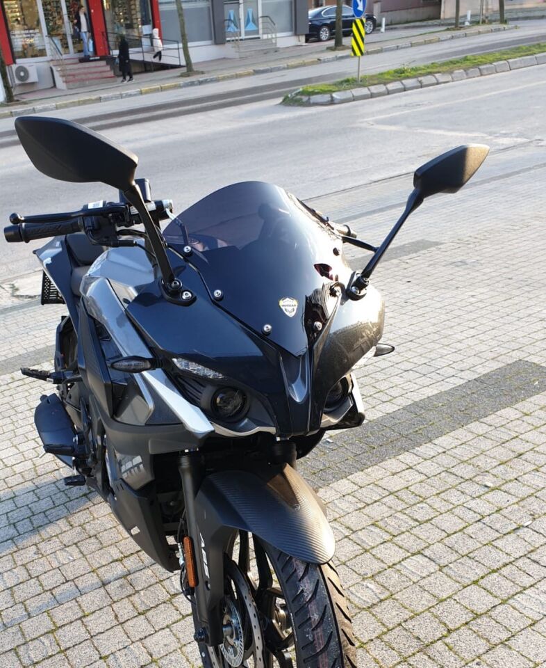 MOTOCAM Bajaj Pulsar RS 200 Ön Cam 2015-2026-2026 Model 33cm Siyah Renkli 4mm SPORTİF