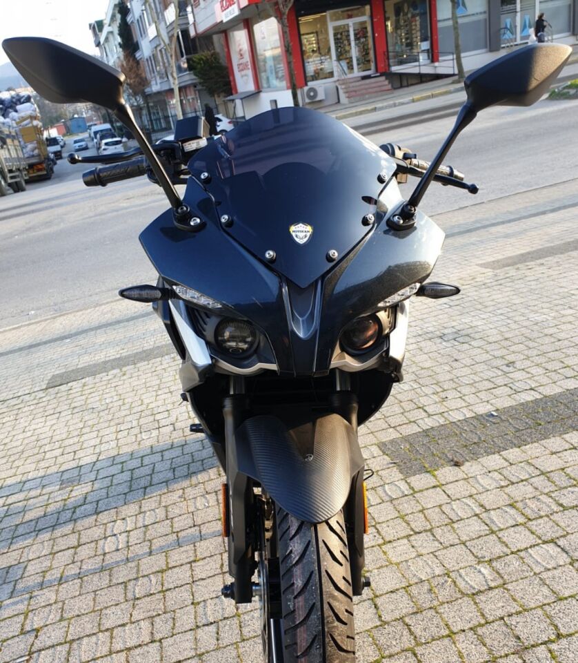 MOTOCAM Bajaj Pulsar RS 200 Ön Cam 2015-2026-2026 Model 33cm Siyah Renkli 4mm SPORTİF