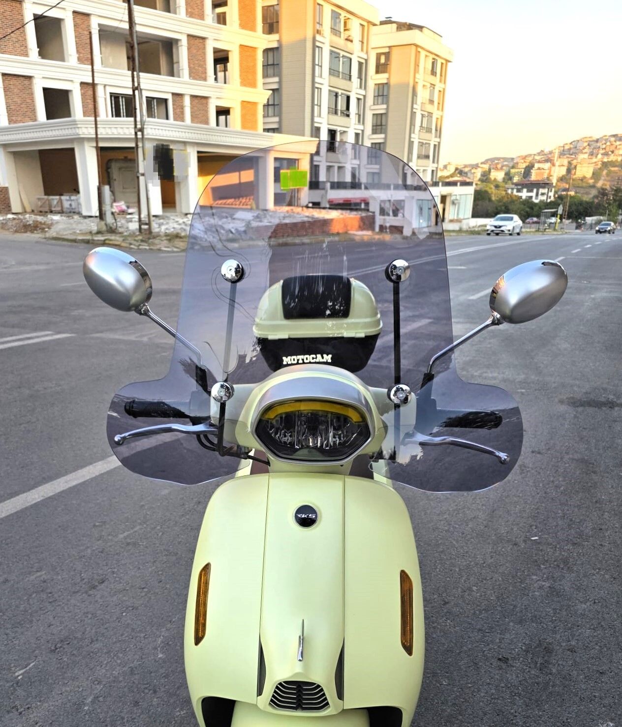 MOTOCAM RKS LT 50 PRO Ön Cam 2023-2026 Model 51cm Füme Renkli 4mm Elcikli APARATSIZ