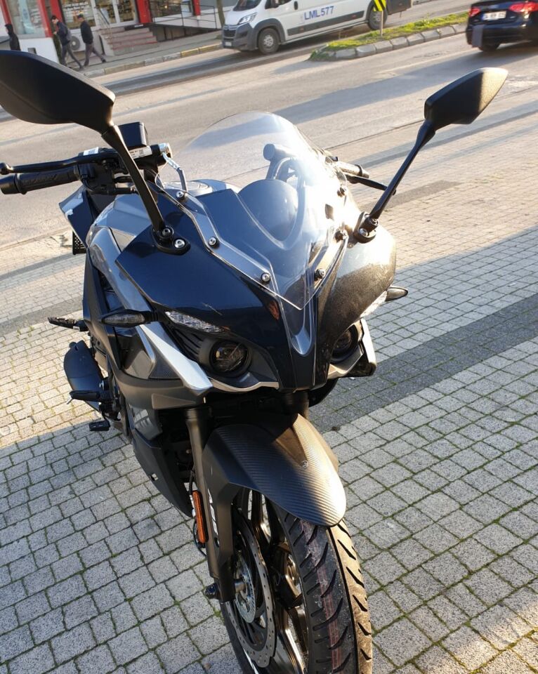 MOTOCAM Bajaj Pulsar RS 200 Ön Cam 2015-2026-2026 Model 33cm Şeffaf Renkli 4mm SPORTİF