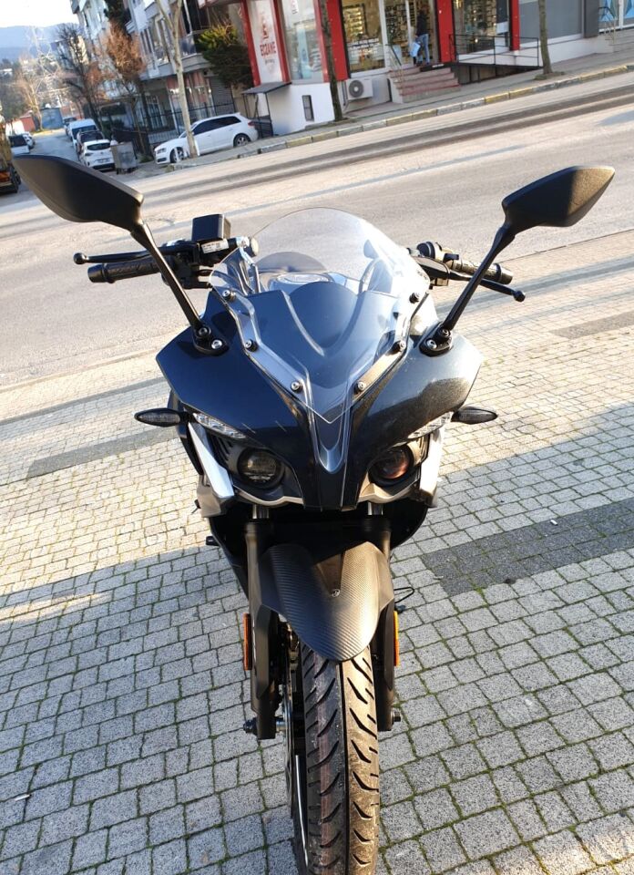 MOTOCAM Bajaj Pulsar RS 200 Ön Cam 2015-2026-2026 Model 33cm Şeffaf Renkli 4mm SPORTİF