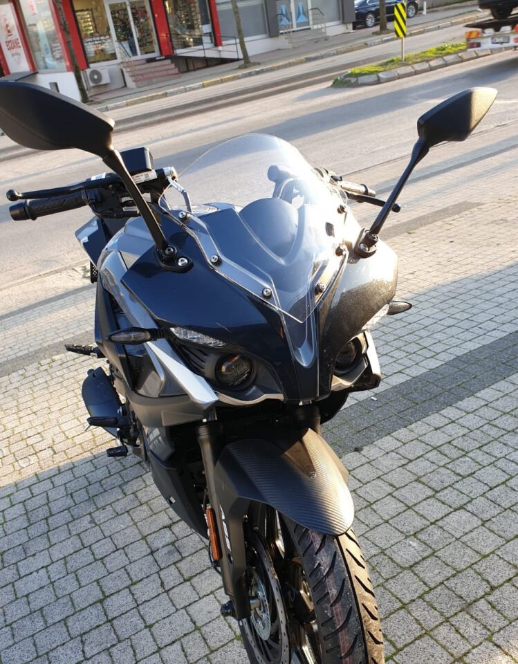 MOTOCAM Bajaj Pulsar RS 200 Ön Cam 2015-2026-2026 Model 33cm Şeffaf Renkli 4mm SPORTİF