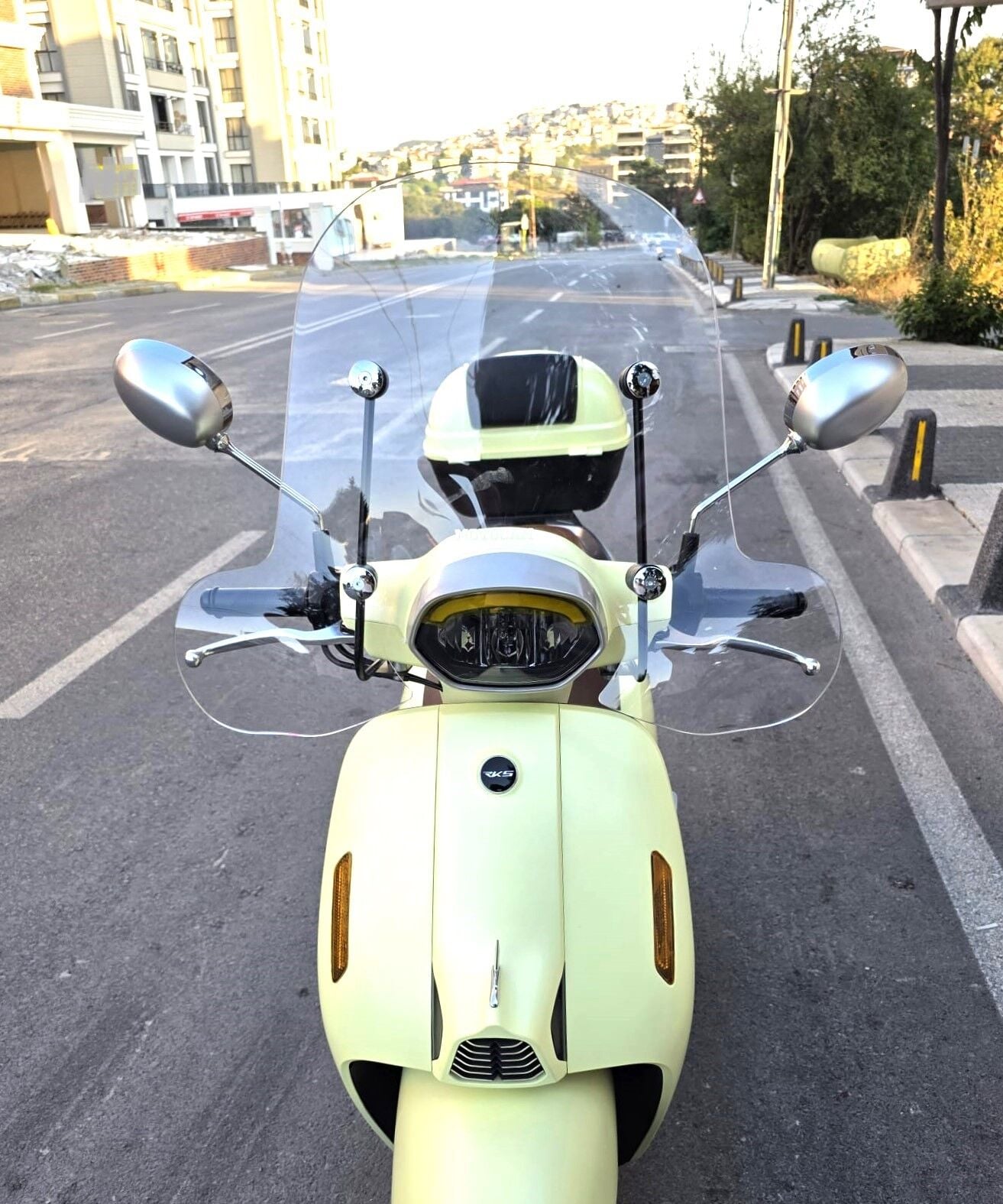 MOTOCAM RKS LT 50 PRO Ön Cam 2023-2026 Model 51cm Şeffaf Renkli 4mm Elcikli APARATSIZ