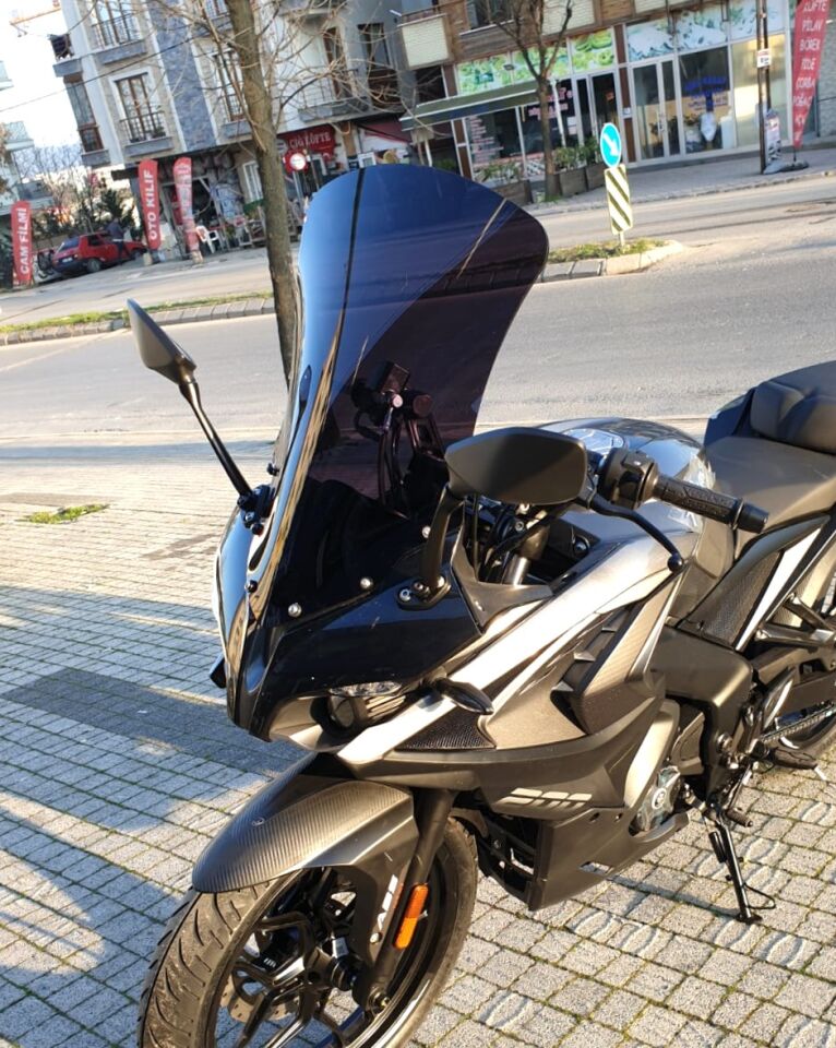 MOTOCAM Bajaj Pulsar RS 200 Ön Cam 2015-2026-2026 Model 56cm Siyah Renkli 4mm UZUN CAM