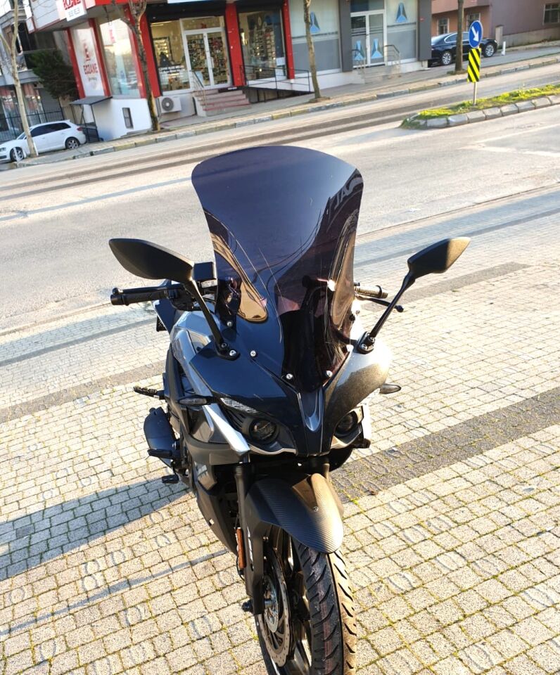 MOTOCAM Bajaj Pulsar RS 200 Ön Cam 2015-2026-2026 Model 56cm Siyah Renkli 4mm UZUN CAM
