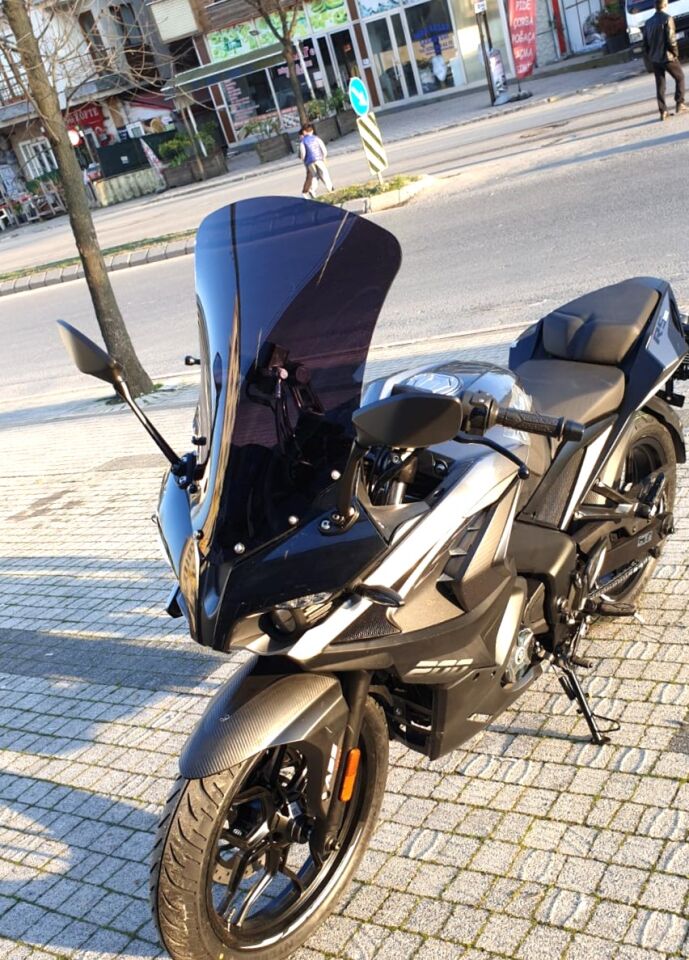MOTOCAM Bajaj Pulsar RS 200 Ön Cam 2015-2026-2026 Model 56cm Siyah Renkli 4mm UZUN CAM