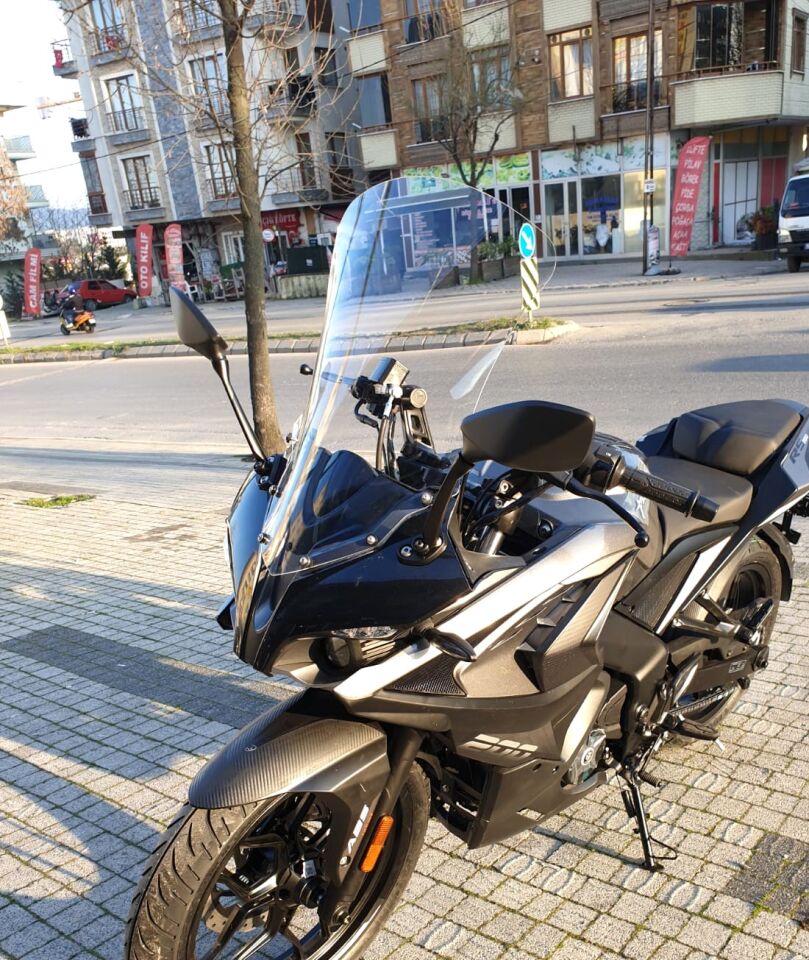 MOTOCAM Bajaj Pulsar RS 200 Ön Cam 2015-2026-2026 Model 56cm Şeffaf Renkli 4mm UZUN CAM