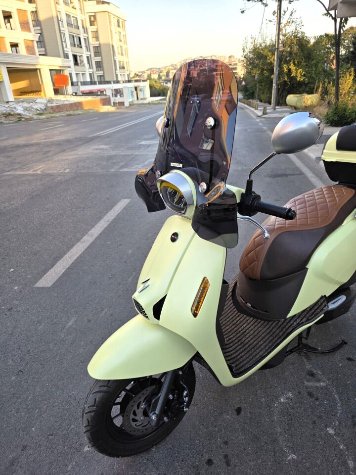 MOTOCAM RKS LTR 125 Ön Cam 2023-2026 Model 51cm Siyah Renkli 4mm Elcikli APARATSIZ