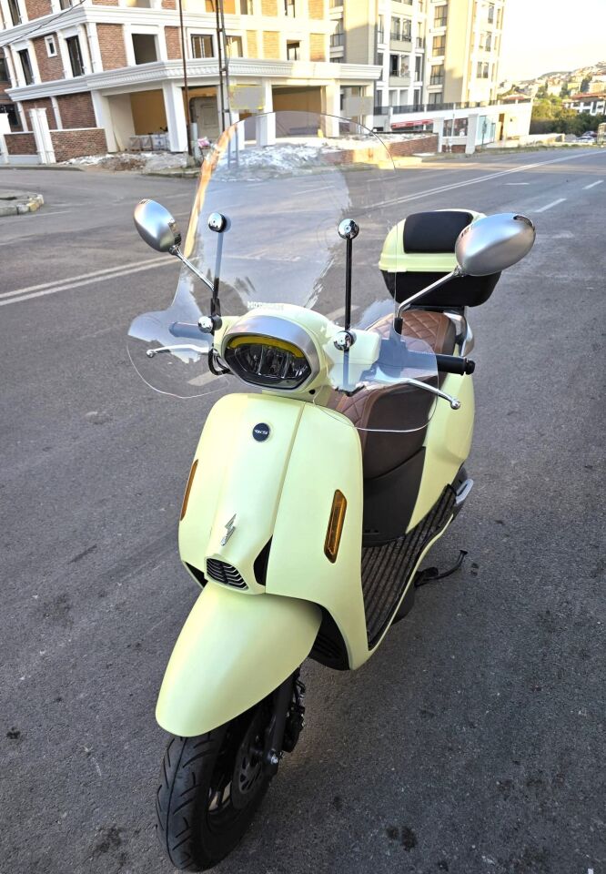 MOTOCAM RKS LTR 125 Ön Cam 2023-2026 Model 51cm Şeffaf Renkli 4mm Elcikli APARATSIZ