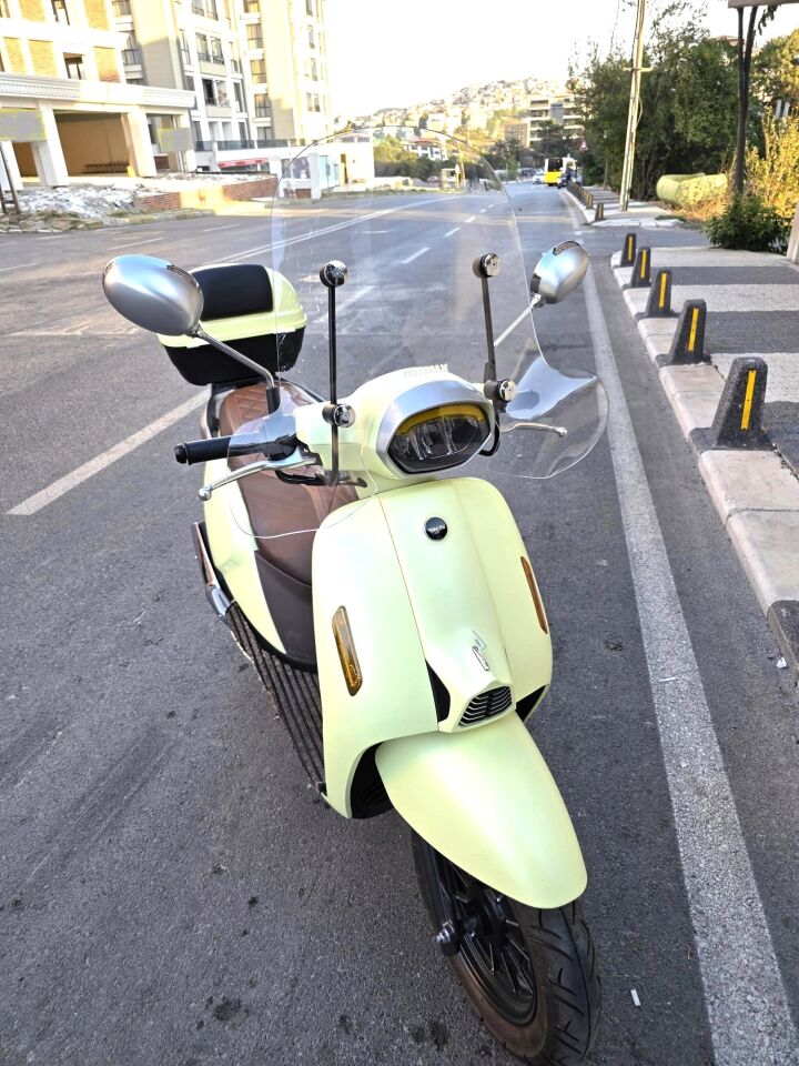 MOTOCAM RKS LTR 125 Ön Cam 2023-2026 Model 51cm Şeffaf Renkli 4mm Elcikli APARATSIZ