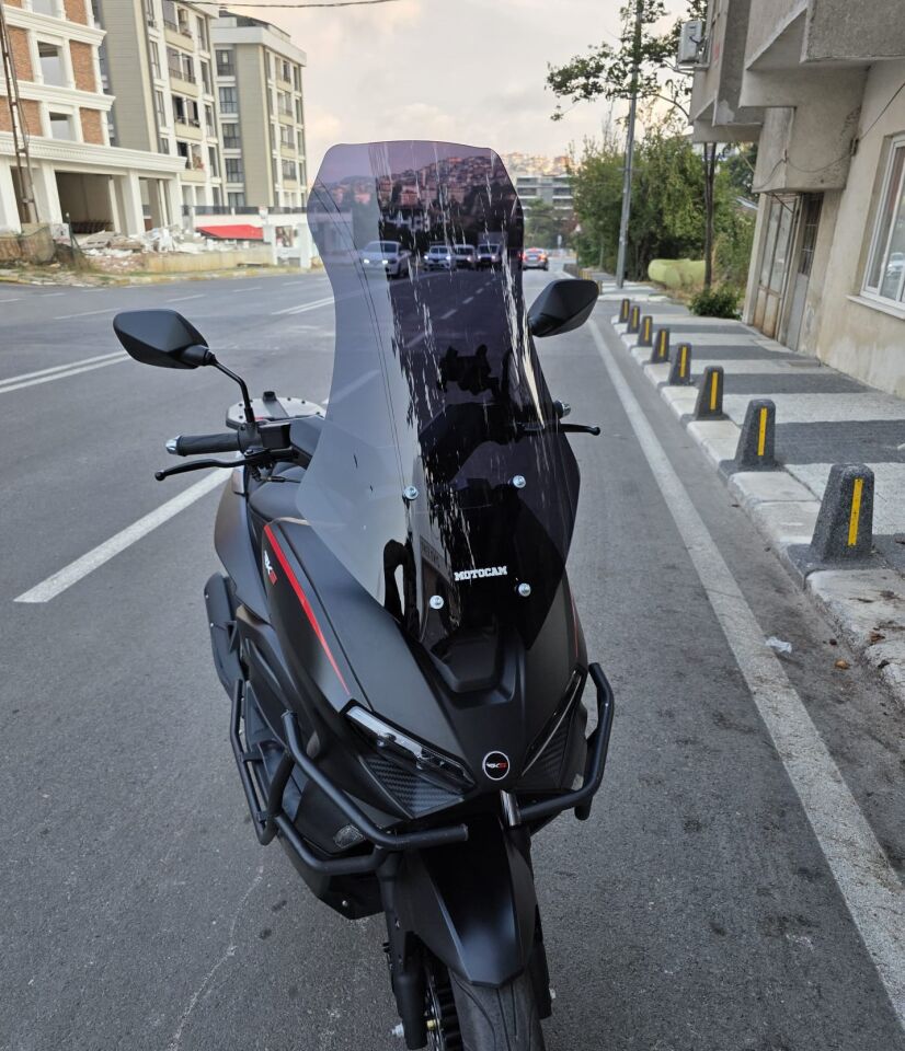 MOTOCAM Skyjet Rivero 125 Ön Cam 2025-2026 Model 57cm Siyah Renkli 4mm SPORTİF