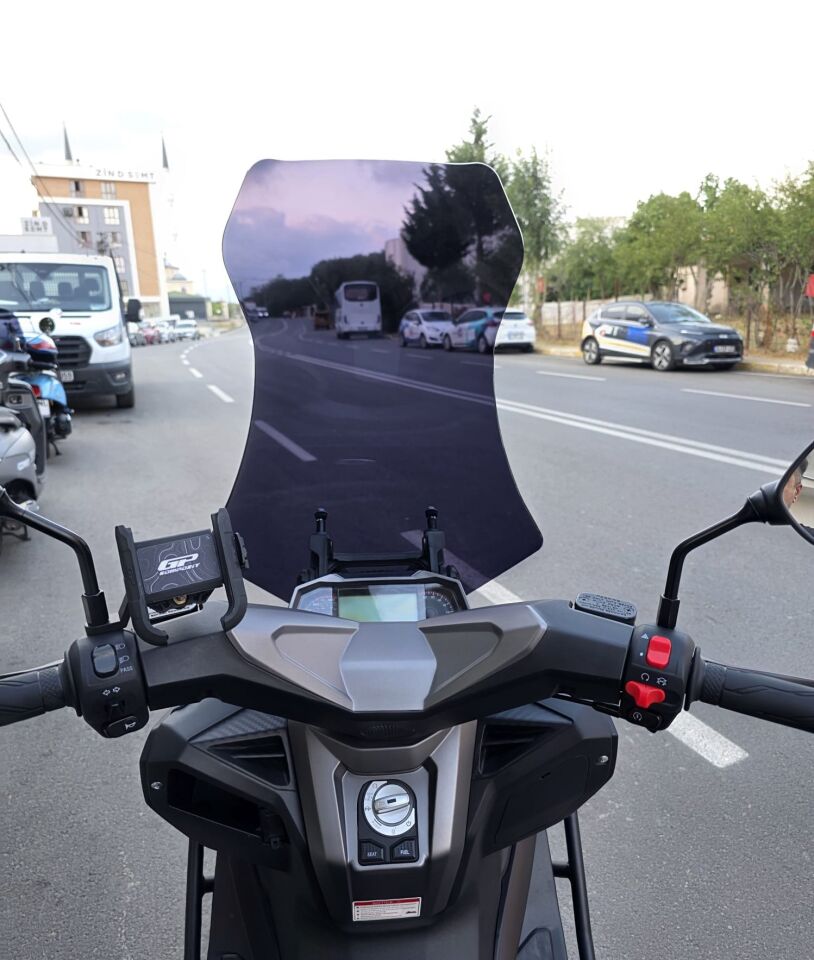 MOTOCAM Skyjet Rivero 125 Ön Cam 2025-2026 Model 57cm Siyah Renkli 4mm SPORTİF