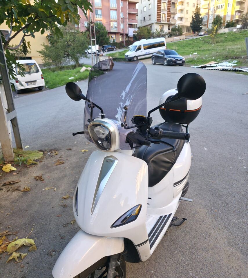 MOTOCAM Rks Neon 125 Ön Cam 2023-2026 Model 44cm Füme Renkli 4mm APARATSIZ
