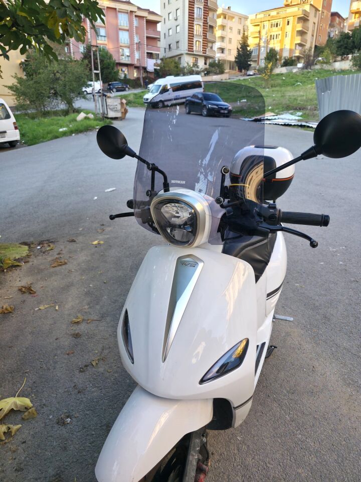 MOTOCAM Rks Neon 125 Ön Cam 2023-2026 Model 44cm Füme Renkli 4mm APARATSIZ
