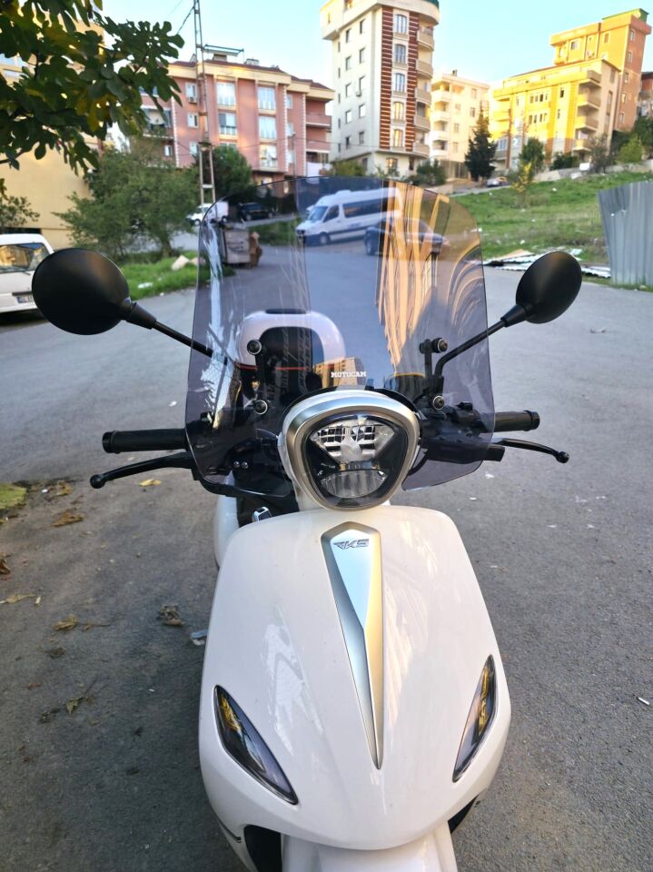 MOTOCAM Rks Neon 125 Ön Cam 2023-2026 Model 44cm Füme Renkli 4mm APARATSIZ