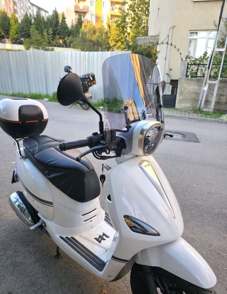 MOTOCAM Rks Neon 125 Ön Cam 2023-2026 Model 44cm Füme Renkli 4mm APARATSIZ