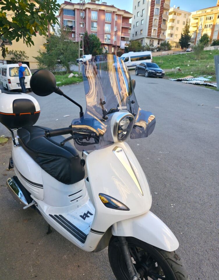 MOTOCAM Rks Neon 125 Ön Cam 2023-2026 Model 45cm Füme Renkli 4mm Elcikli APARATSIZ