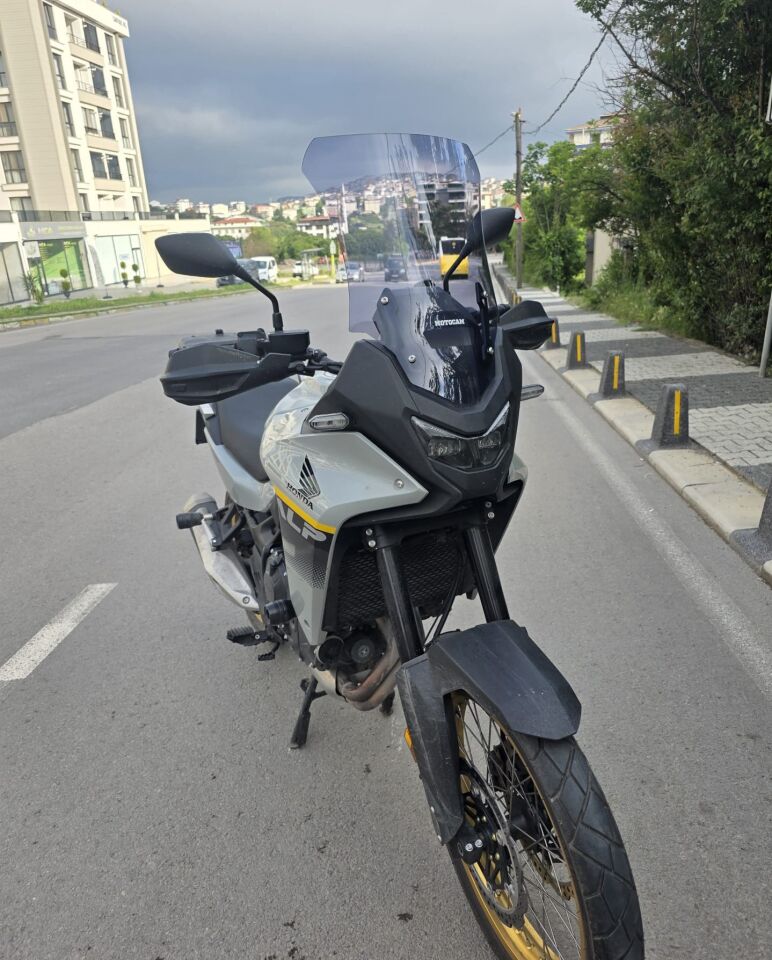 MOTOCAM Honda Transalp XL 750 Ön Cam 2025-2026 Model 53cm Füme Renkli 4mm UZUN