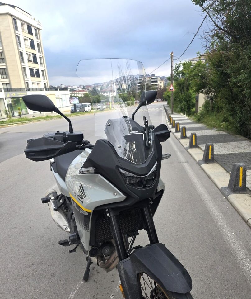 MOTOCAM Honda Transalp XL 750 Ön Cam 2025-2026 Model 53cm Şeffaf Renkli 4mm UZUN