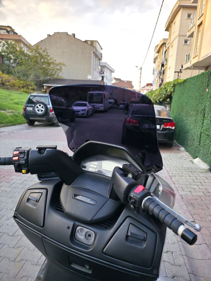 MOTOCAM Suzuki Burgman 650 Ön Cam 2001-2004 Model 60cm Siyah Renkli 4mm