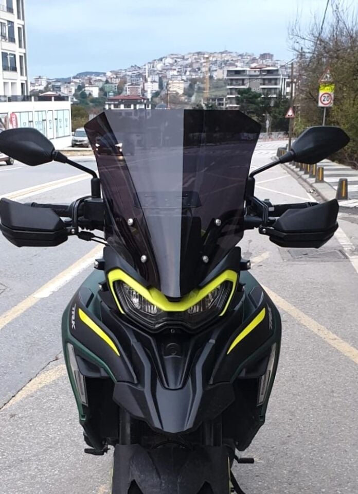 MOTOCAM Benelli TRK 702 X Ön Cam 2025-2026 Model 51cm Siyah Renkli 4mm