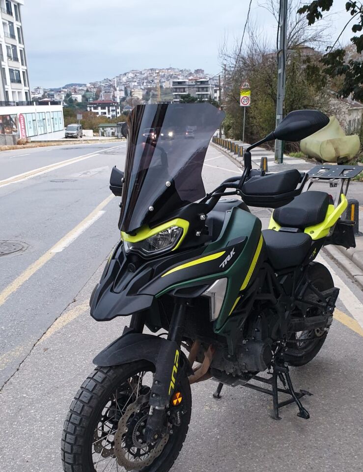 MOTOCAM Benelli TRK 702 X Ön Cam 2025-2026 Model 51cm Siyah Renkli 4mm