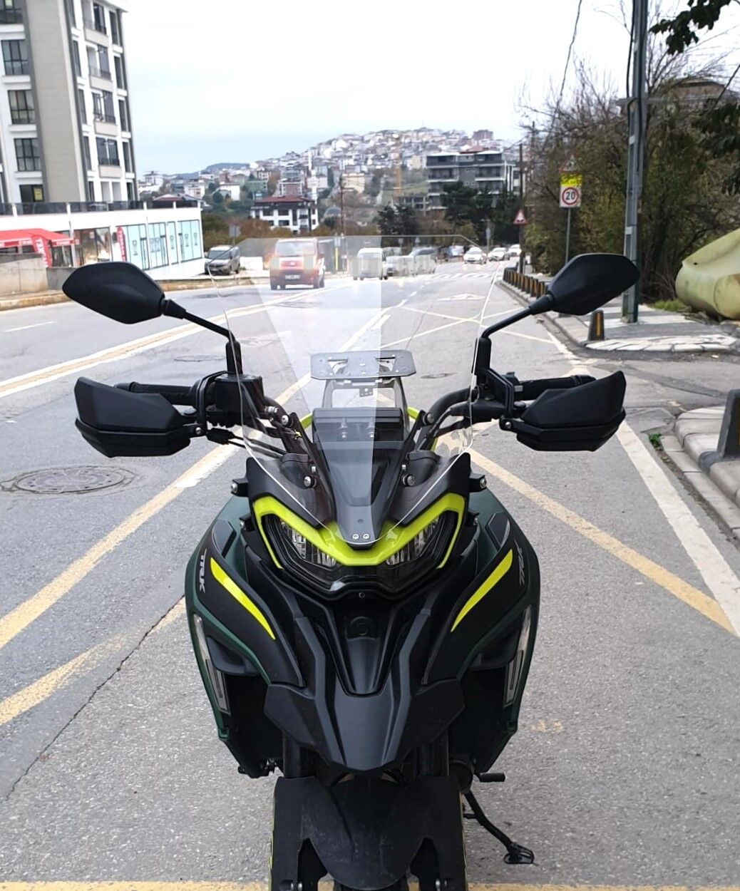 MOTOCAM Benelli TRK 702 X Ön Cam 2025-2026 Model 51cm Şeffaf Renkli 4mm