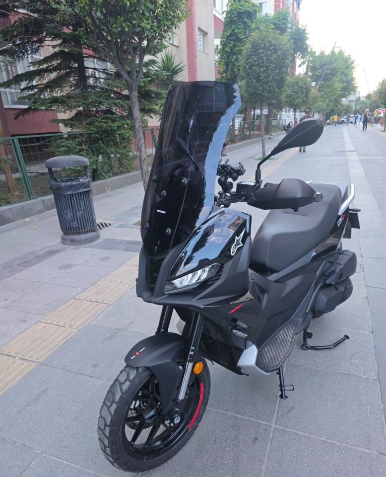 MOTOCAM Aprilia SR GT 400 Ön Cam 2025-2026 Model 63cm Siyah Renkli 4mm