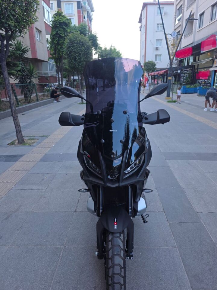 MOTOCAM Aprilia SR GT 400 Ön Cam 2025-2026 Model 63cm Siyah Renkli 4mm