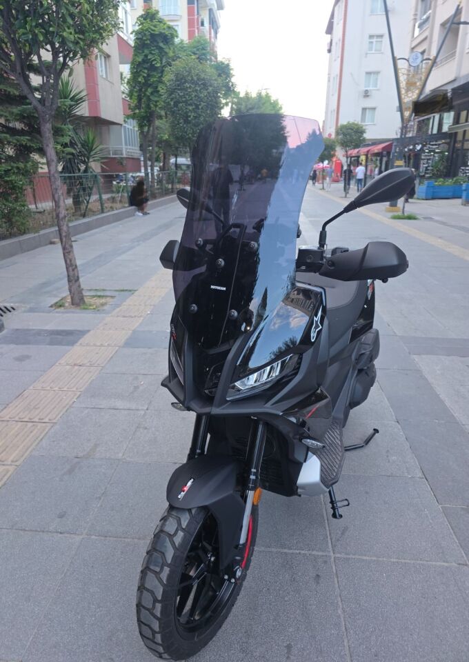 MOTOCAM Aprilia SR GT 400 Ön Cam 2025-2026 Model 63cm Siyah Renkli 4mm