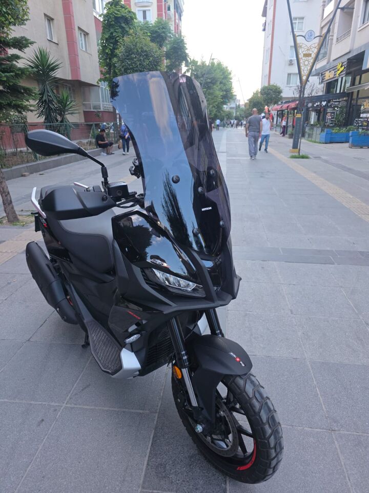 MOTOCAM Aprilia SR GT 400 Ön Cam 2025-2026 Model 63cm Siyah Renkli 4mm