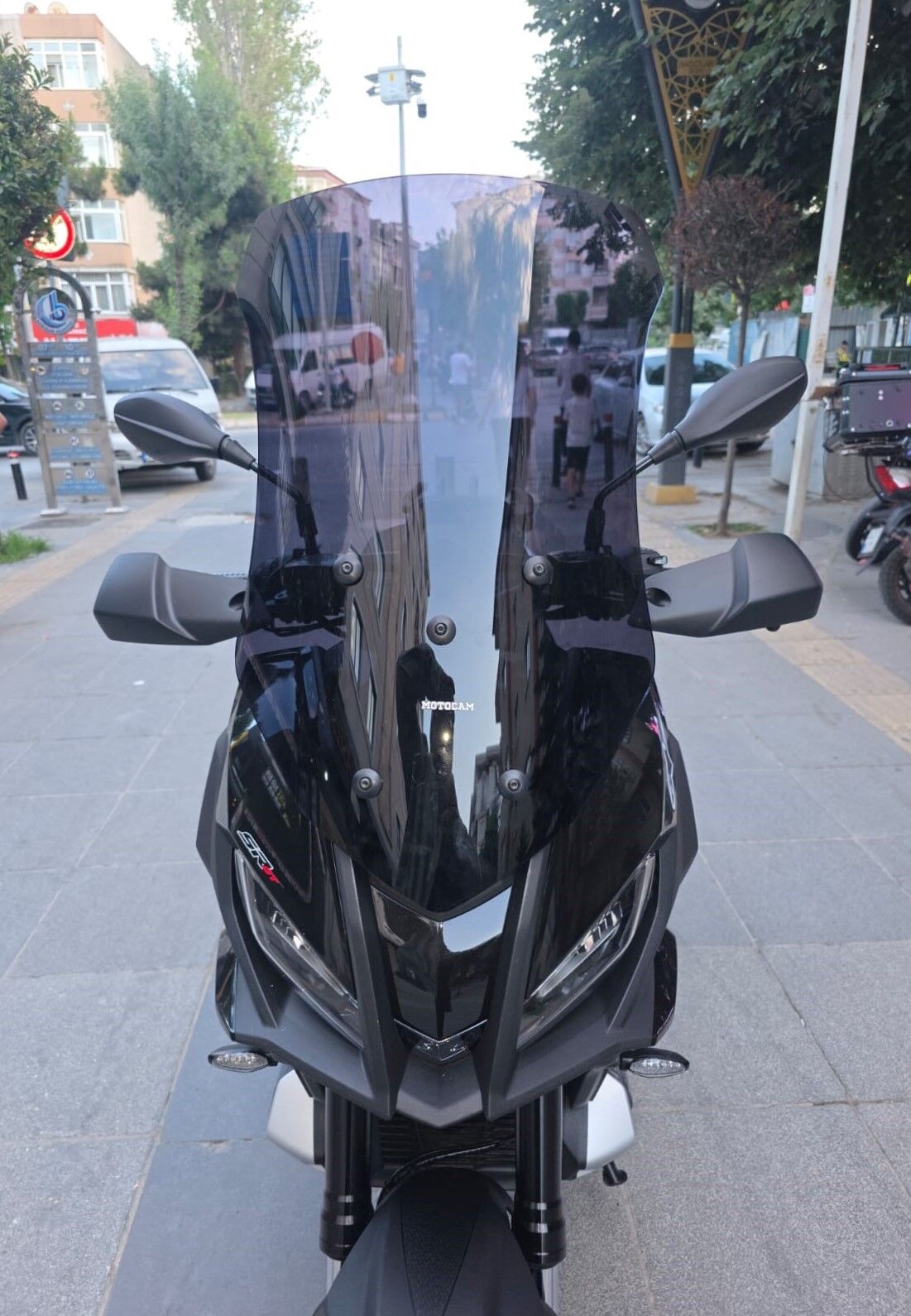 MOTOCAM Aprilia SR GT 400 Ön Cam 2025-2026 Model 63cm Siyah Renkli 4mm