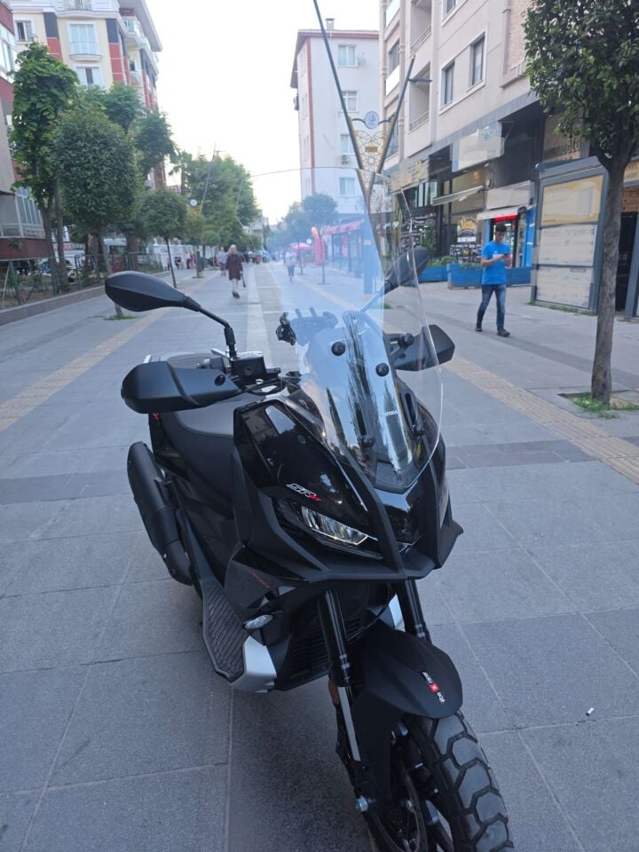 MOTOCAM Aprilia SR GT 400 Ön Cam 2025-2026 Model 63cm Şeffaf Renkli 4mm