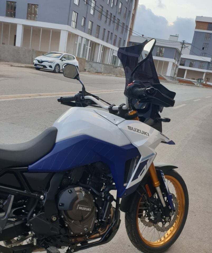 MOTOCAM Suzuki V-strom 800 DE Ön Cam 2023-2026 Model 50cm Siyah Renkli 4mm