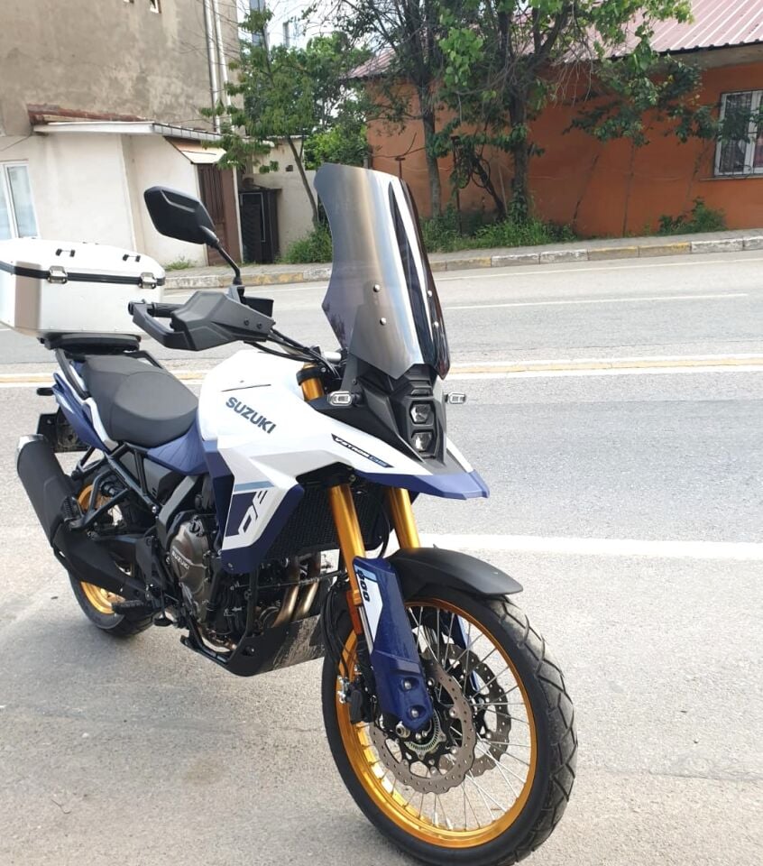 MOTOCAM Suzuki V-strom 800 DE Ön Cam 2023-2026 Model 50cm Siyah Renkli 4mm