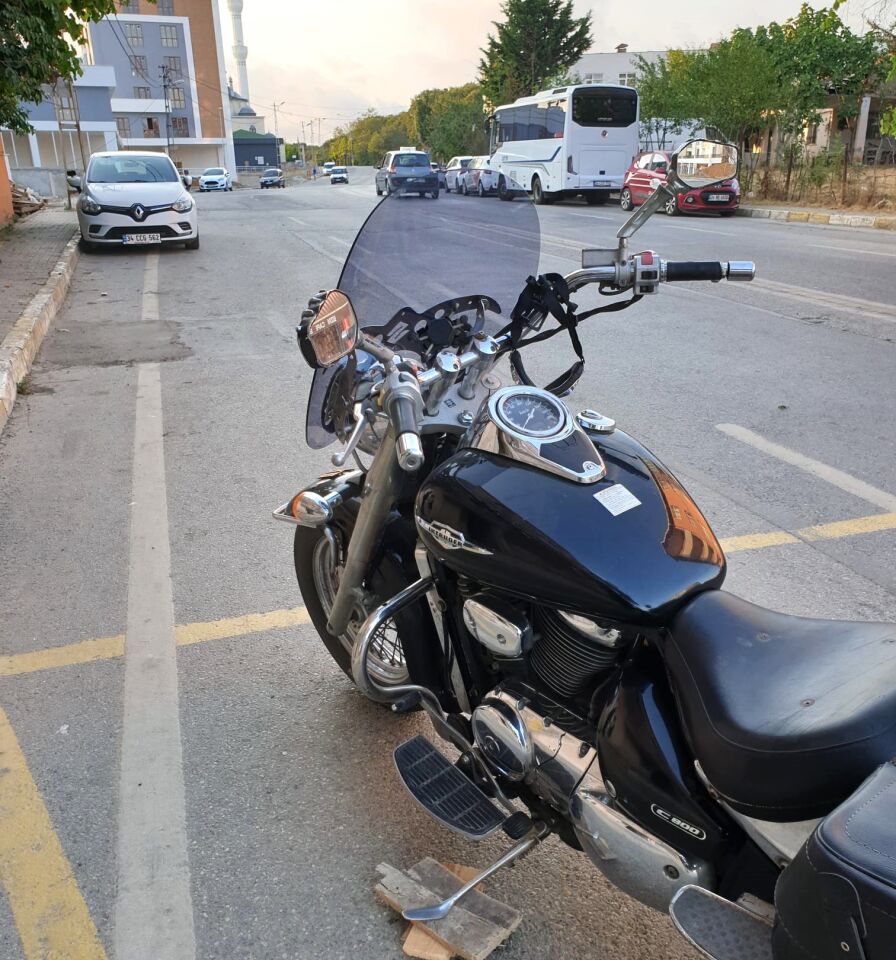 MOTOCAM Suzuki VL 800 Ön Cam 2004-2016 Model 61cm Füme Renkli 4mm APARATSIZDIR