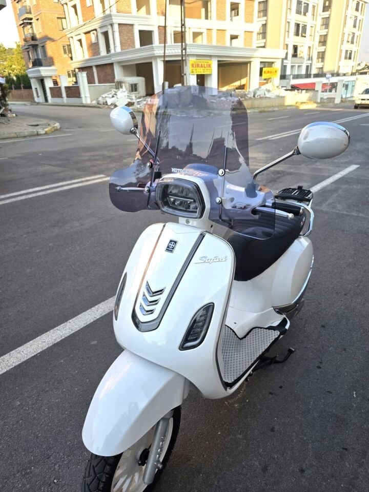 MOTOCAM Arora Safari 50-125 Ön Cam 2021-2026 Model 37cm Füme Renkli 4mm APARATSIZ