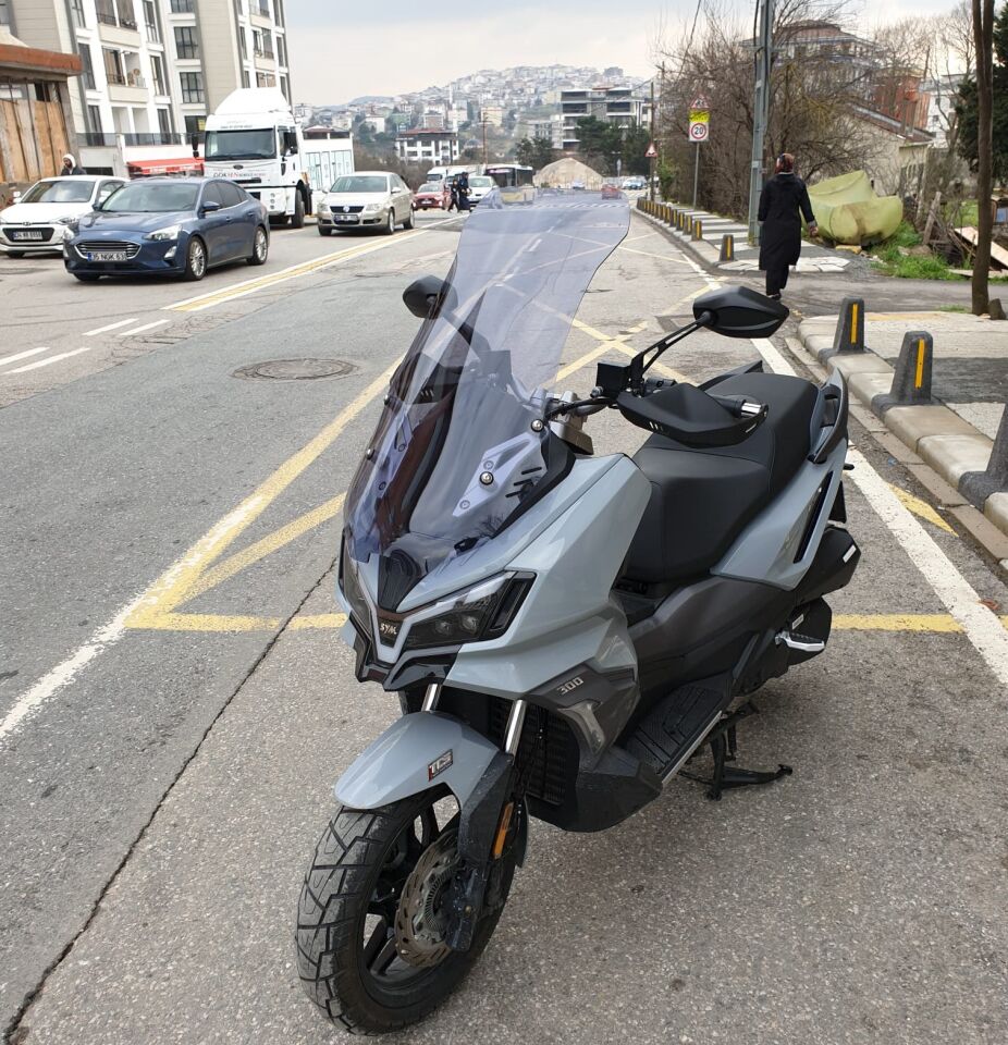 MOTOCAM SYM ADX 300 Ön Cam 2024-2026 Model 65cm Füme Renkli 4mm ORTA BOYLU