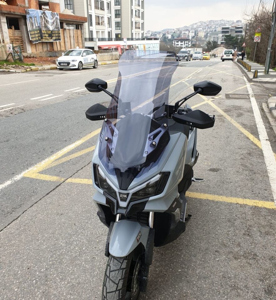 MOTOCAM SYM ADX 300 Ön Cam 2024-2026 Model 65cm Füme Renkli 4mm ORTA BOYLU
